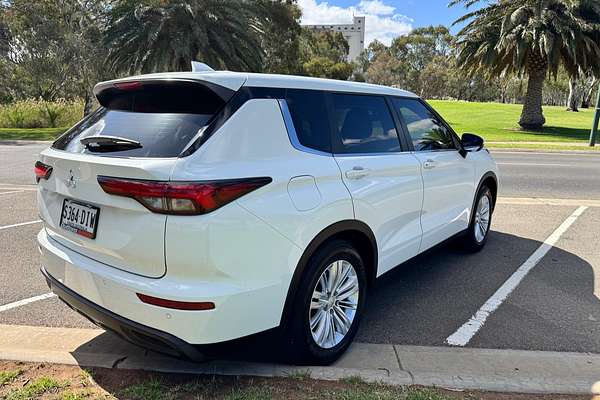 2023 Mitsubishi Outlander ES ZM
