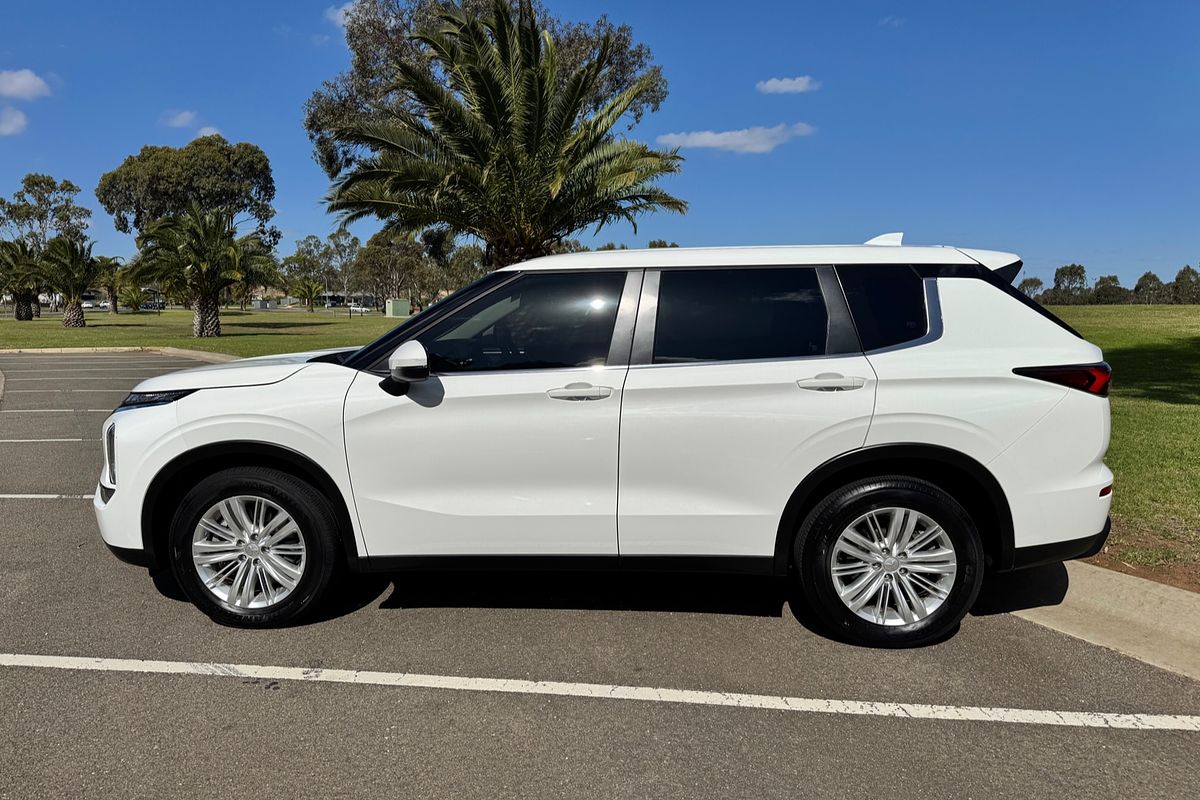 2023 Mitsubishi Outlander ES ZM