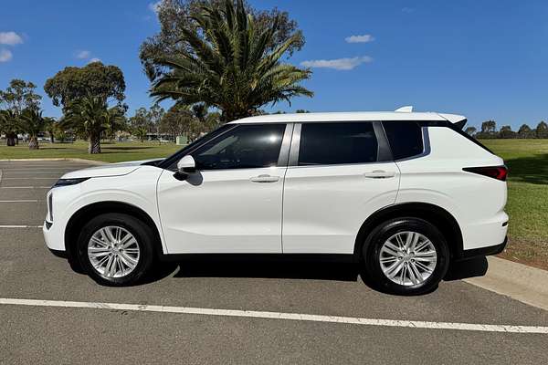 2023 Mitsubishi Outlander ES ZM