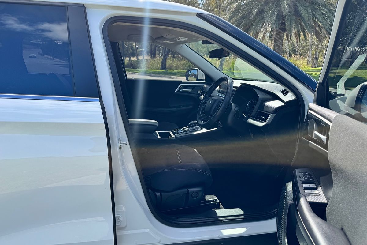 2023 Mitsubishi Outlander ES ZM