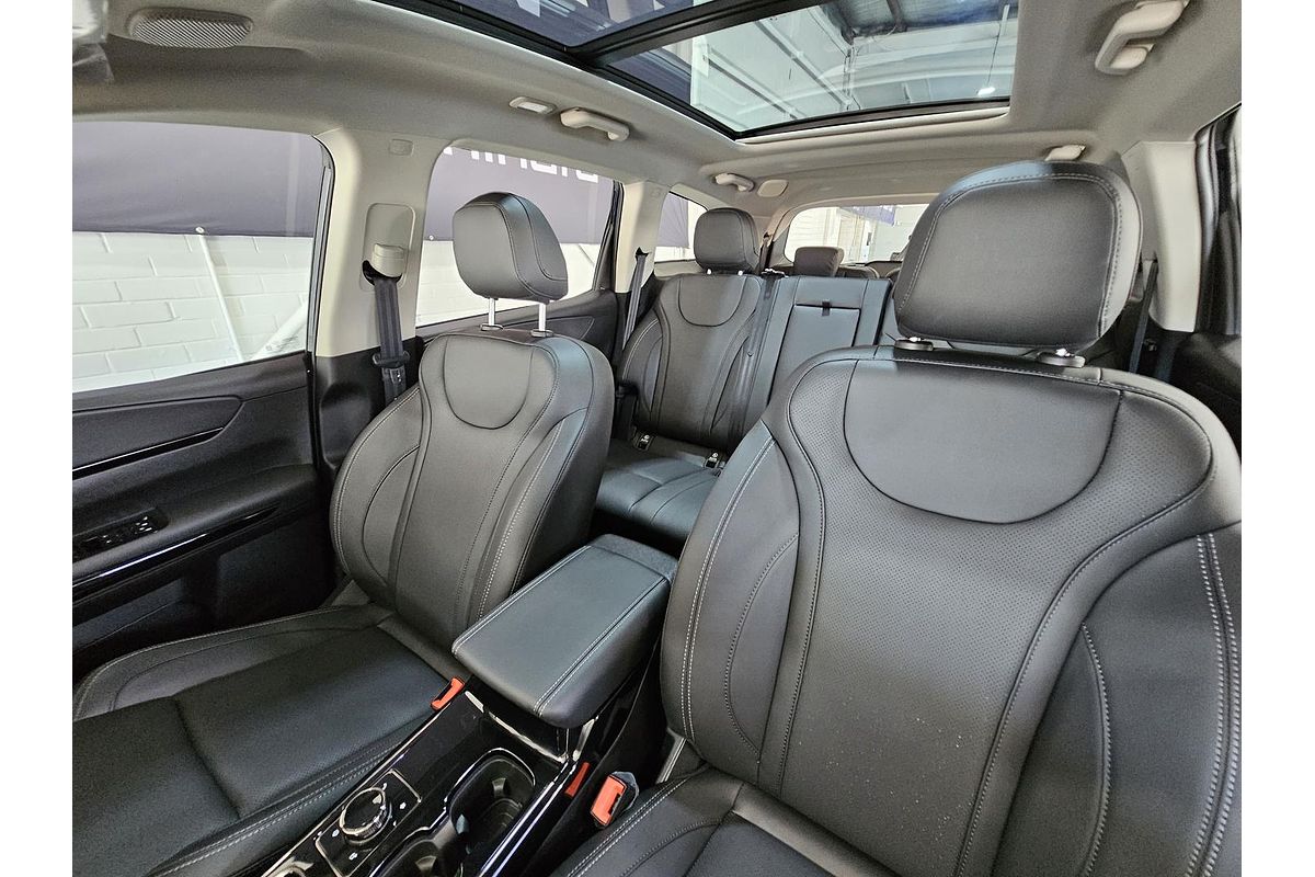 2025 Mahindra XUV700 AX7L