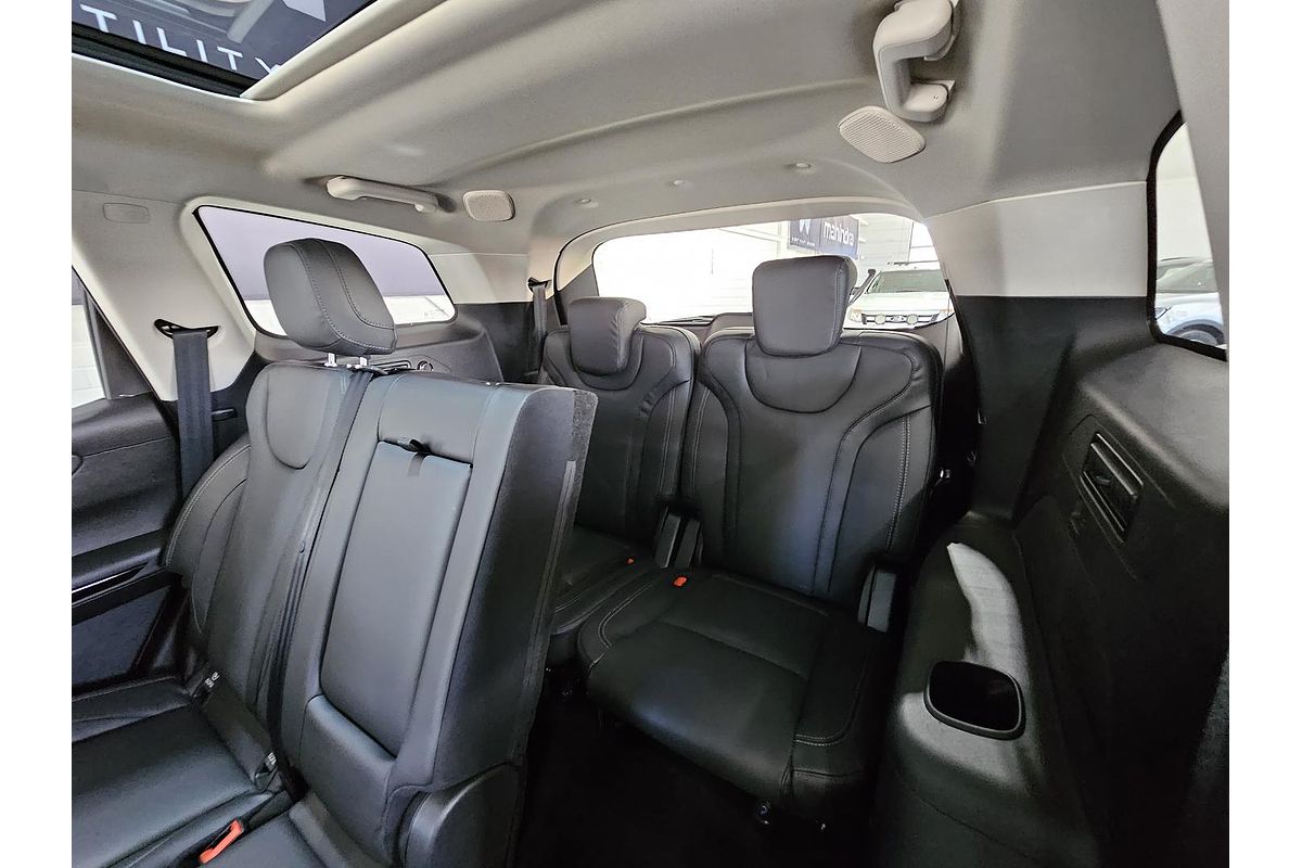 2025 Mahindra XUV700 AX7L