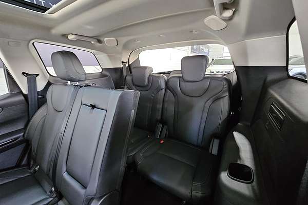 2025 Mahindra XUV700 AX7L