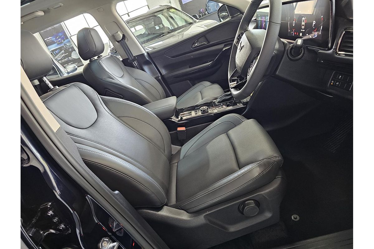 2025 Mahindra XUV700 AX7L