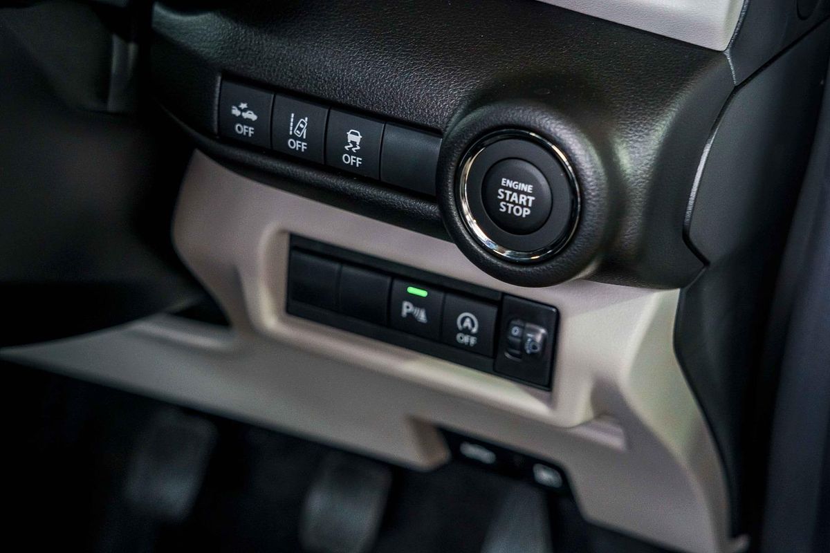 2025 Suzuki Swift Hybrid UZ