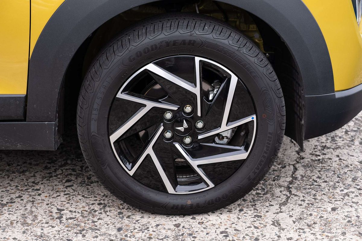 2025 Mahindra XUV3XO AX7L