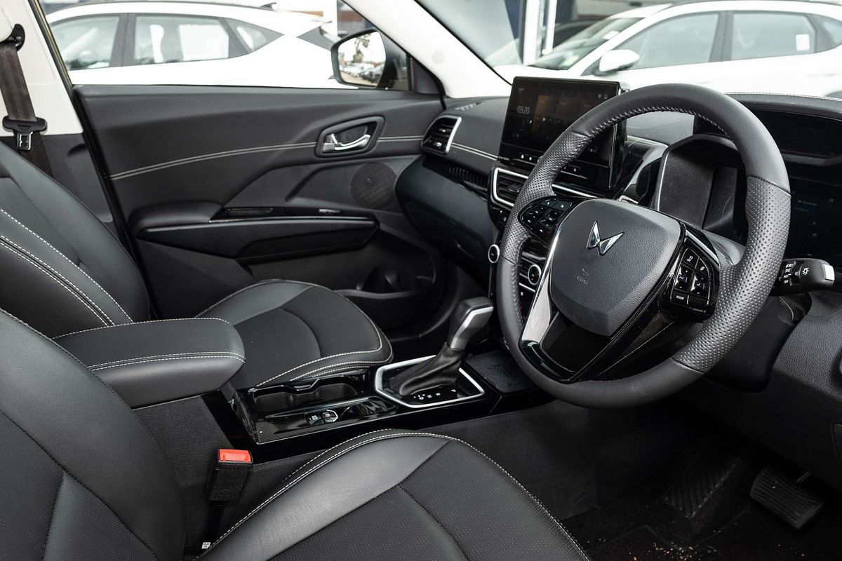 2025 Mahindra XUV3XO AX7L