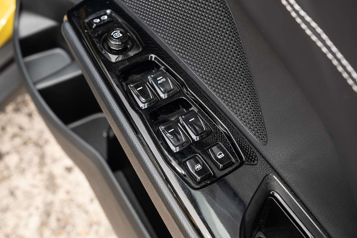 2025 Mahindra XUV3XO AX7L