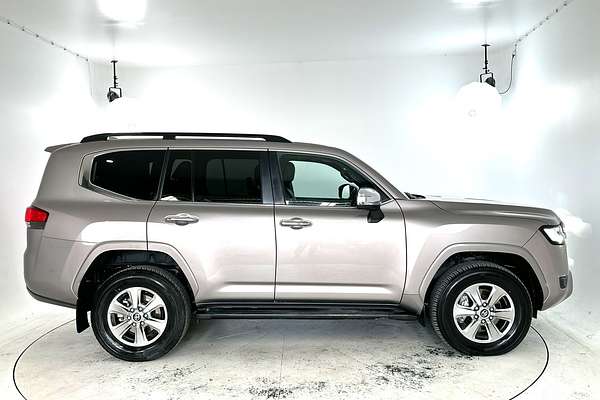 2022 Toyota Landcruiser Sahara FJA300R