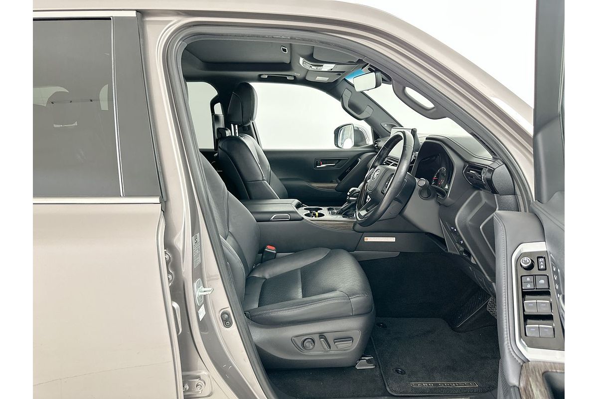 2022 Toyota Landcruiser Sahara FJA300R