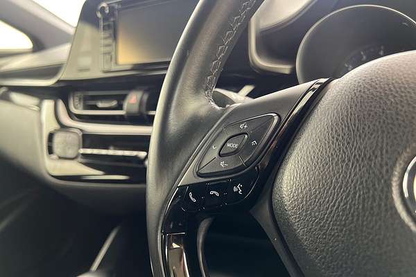 2019 Toyota C-HR NGX10R thumb-11