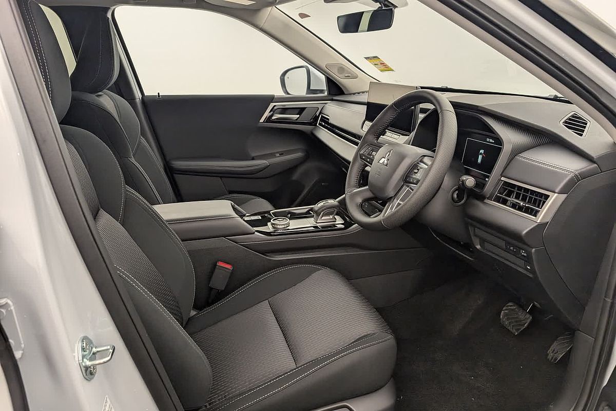 2025 Mitsubishi Outlander LS ZM