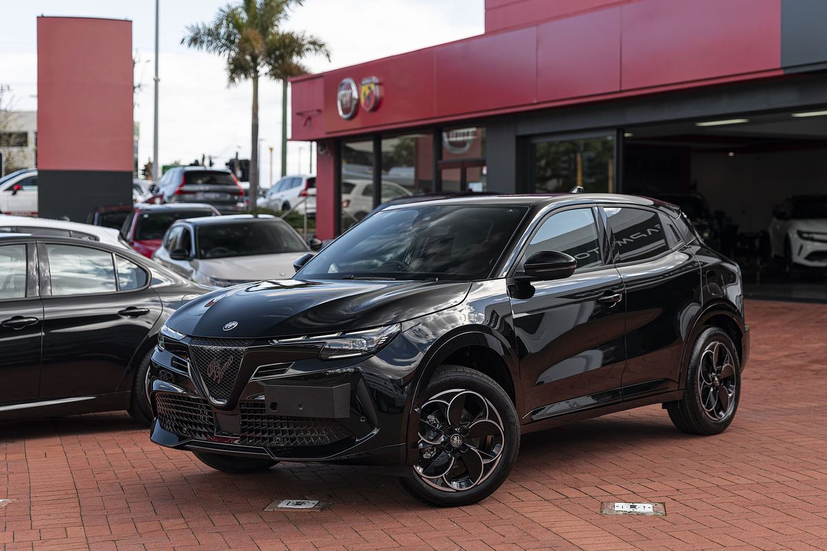 2025 Alfa Romeo Junior Ibrida