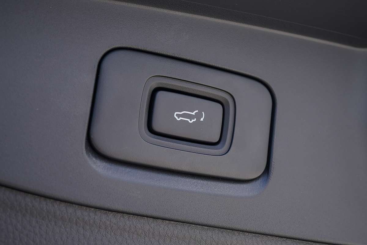 2025 Isuzu MU-X LS-T