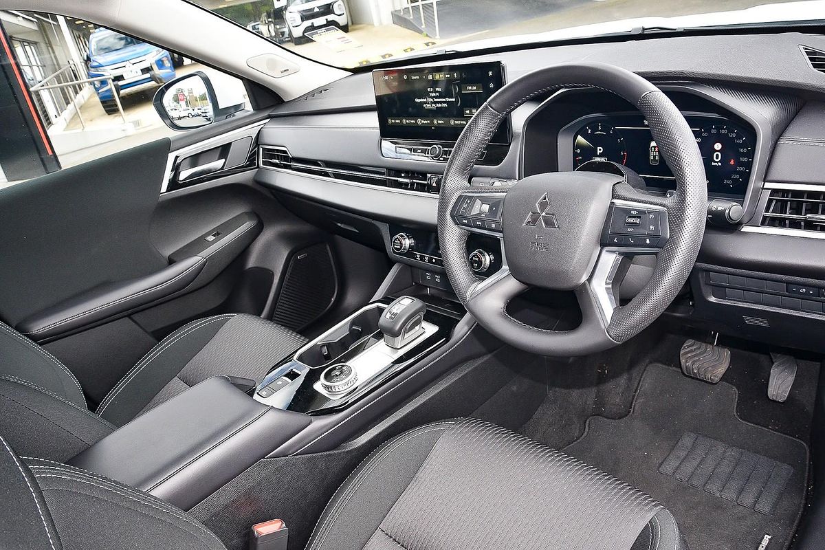 2025 Mitsubishi Outlander LS ZM