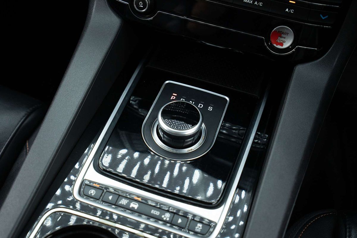 2016 Jaguar F-PACE 20d Prestige X761