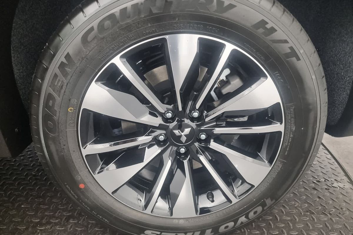 2025 Mitsubishi Outlander LS ZM