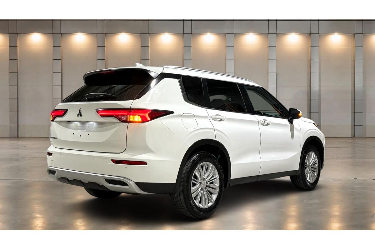 2023 Mitsubishi Outlander LS ZM