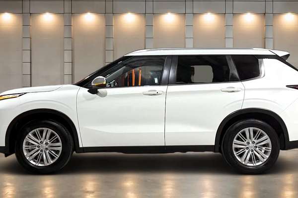 2023 Mitsubishi Outlander LS ZM