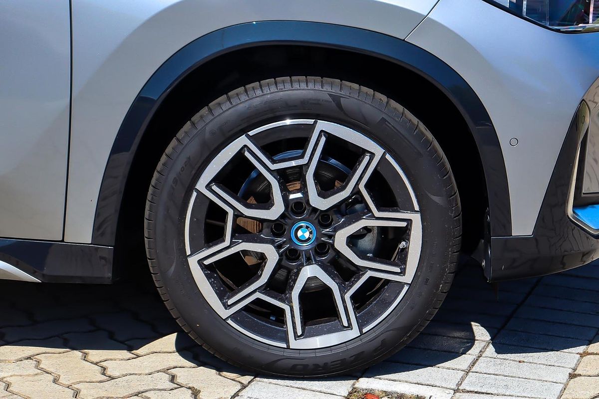 2024 BMW iX1 eDrive20 xLine U11