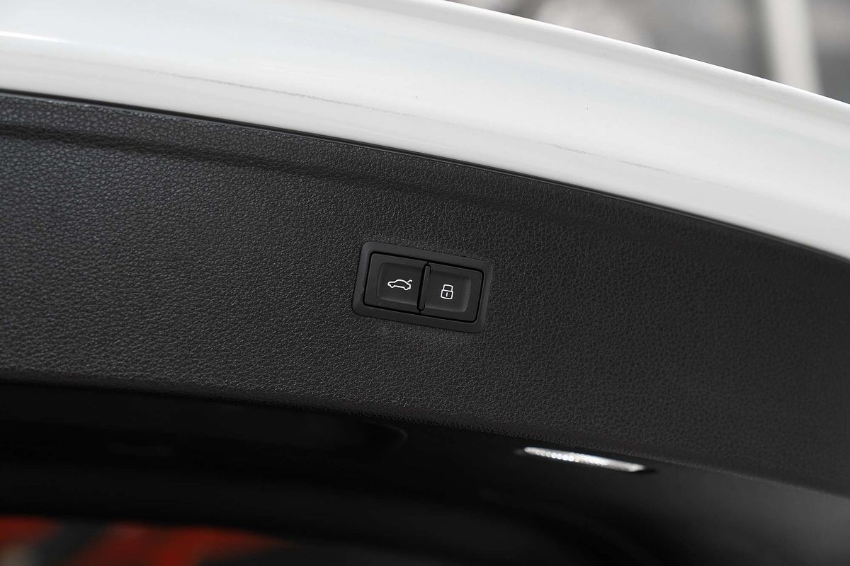 2023 Audi Q5 55 TFSI e S line FY