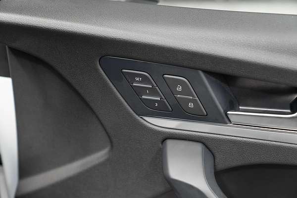 2023 Audi Q5 55 TFSI e S line FY