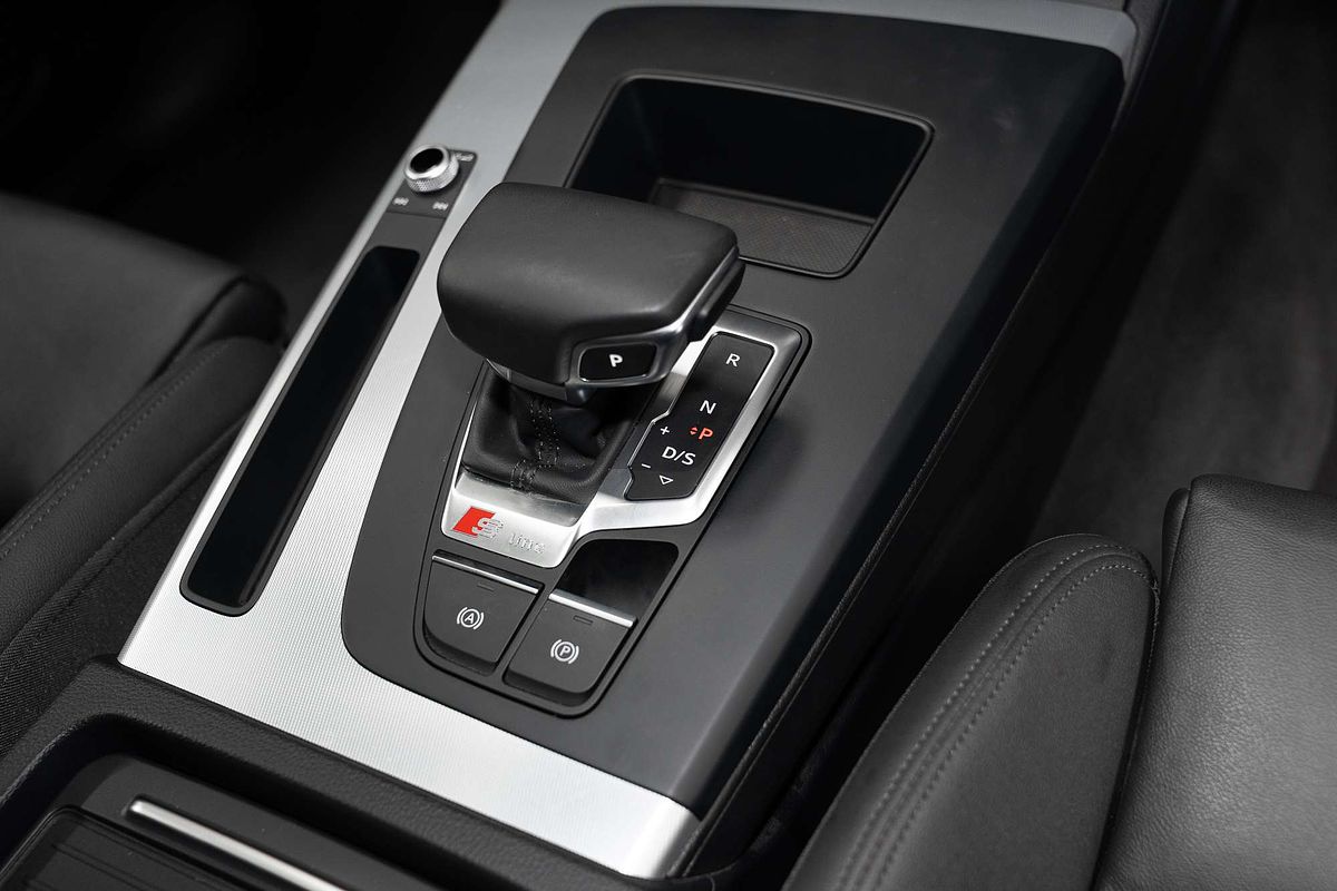 2023 Audi Q5 55 TFSI e S line FY