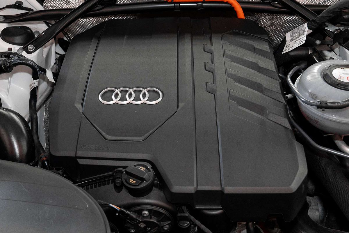 2023 Audi Q5 55 TFSI e S line FY