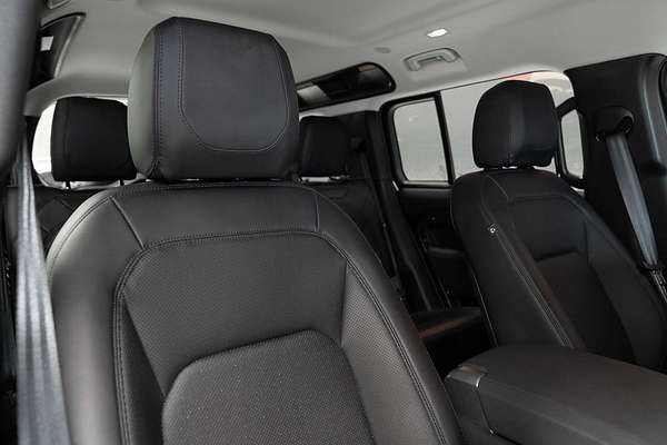2023 Land Rover Defender 110 P400 SE L663