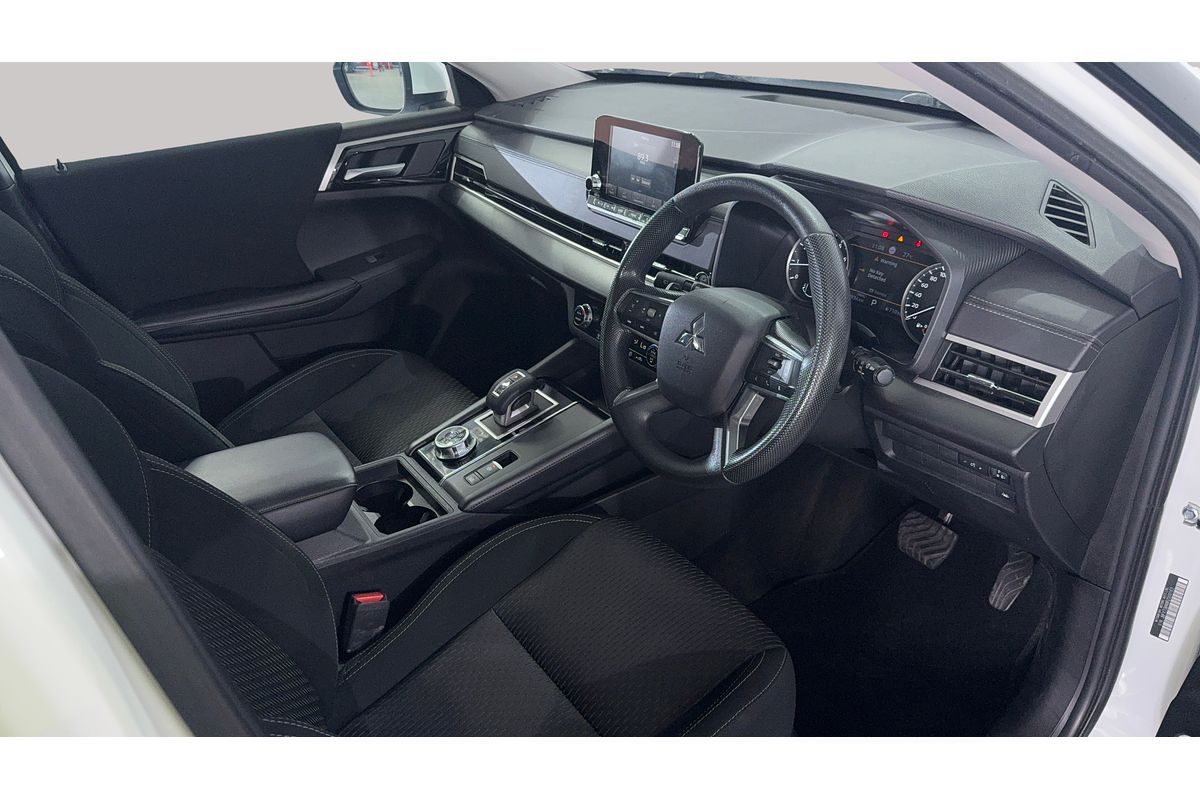 2023 Mitsubishi Outlander ES ZM