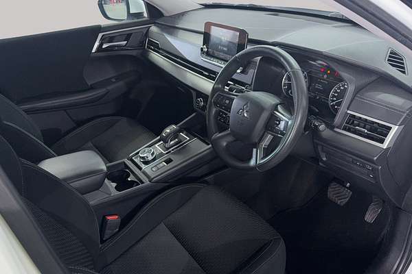 2023 Mitsubishi Outlander ES ZM