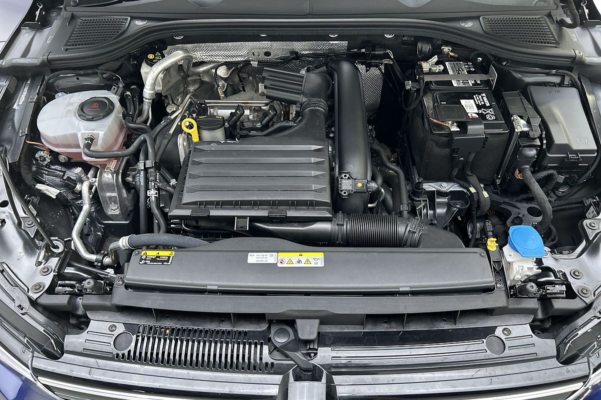 2022 Volkswagen Golf 110TSI R-Line 8