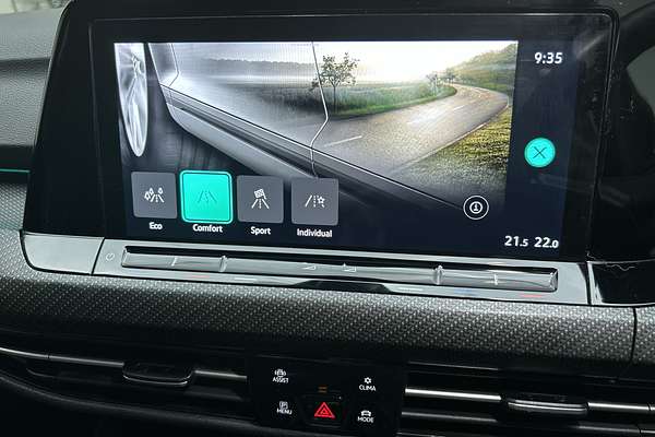 2022 Volkswagen Golf 110TSI R-Line 8