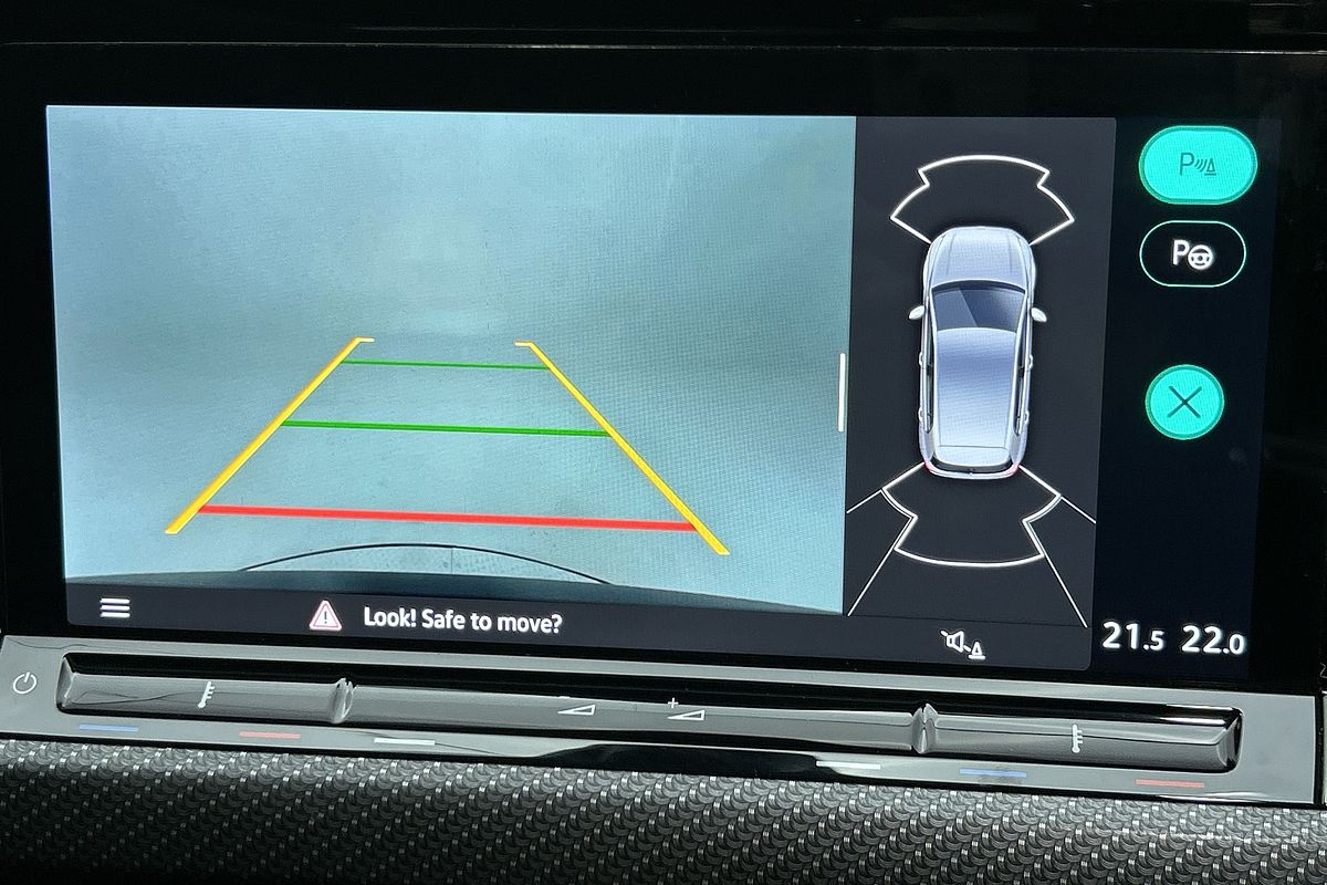 2022 Volkswagen Golf 110TSI R-Line 8