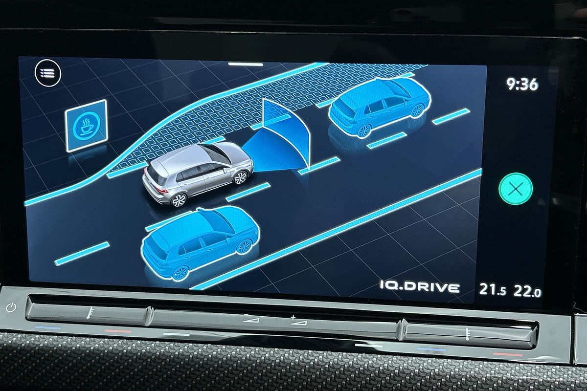 2022 Volkswagen Golf 110TSI R-Line 8