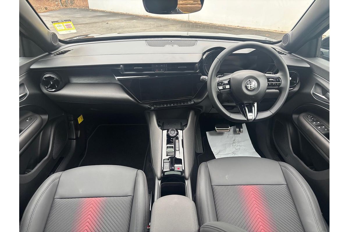 2025 Alfa Romeo Junior Ibrida