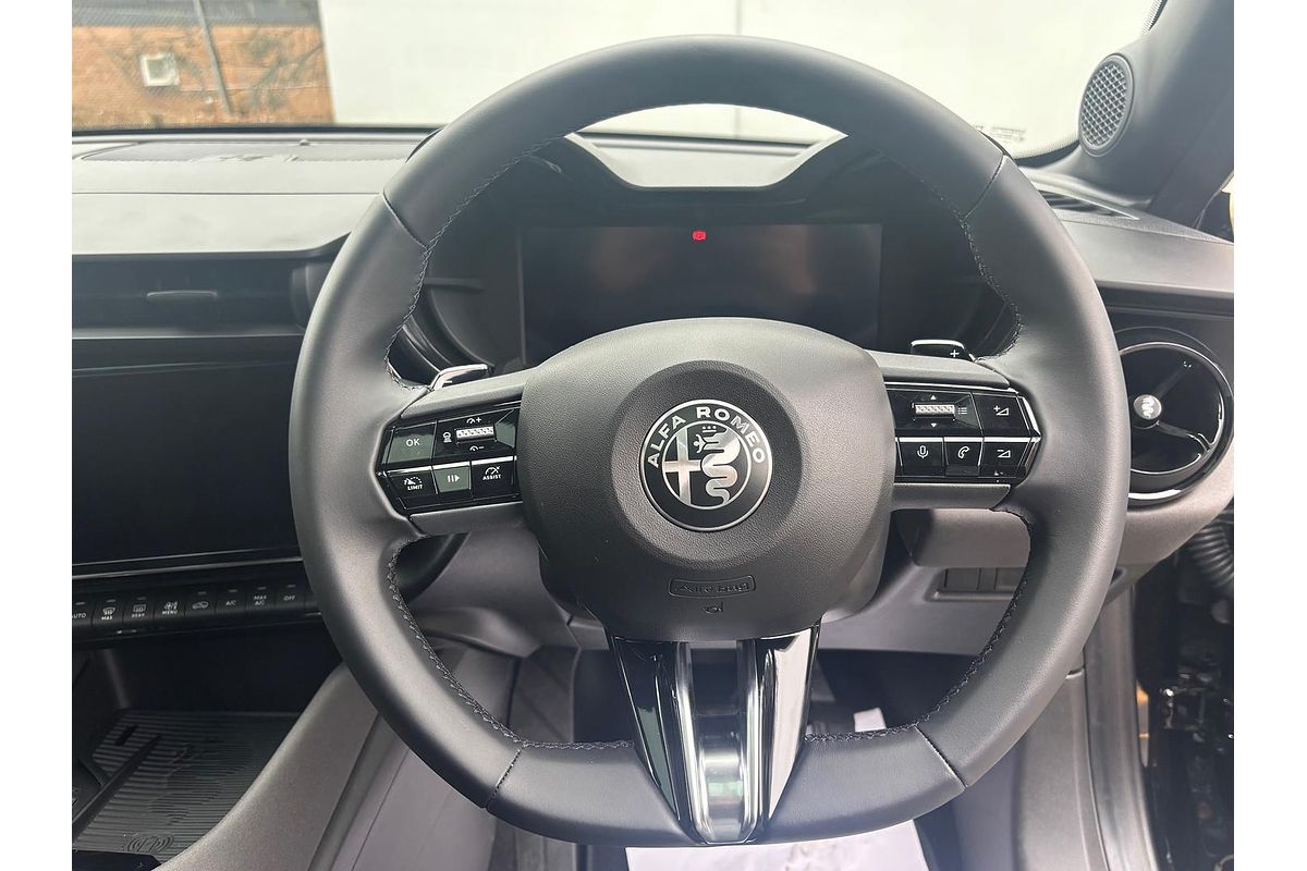 2025 Alfa Romeo Junior Ibrida