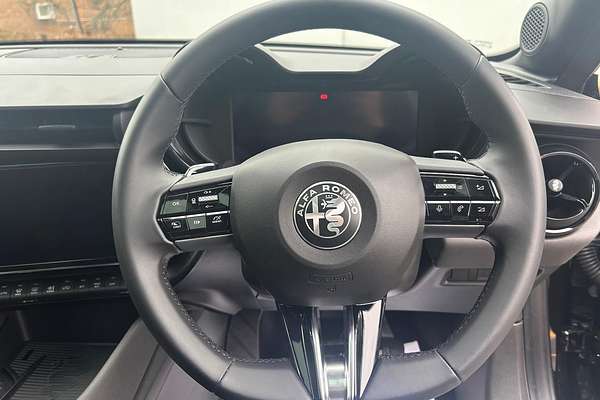 2025 Alfa Romeo Junior Ibrida