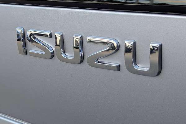 2025 Isuzu MU-X X-TERRAIN