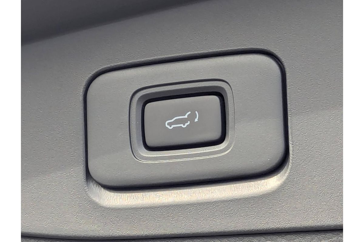 2025 Isuzu MU-X X-TERRAIN