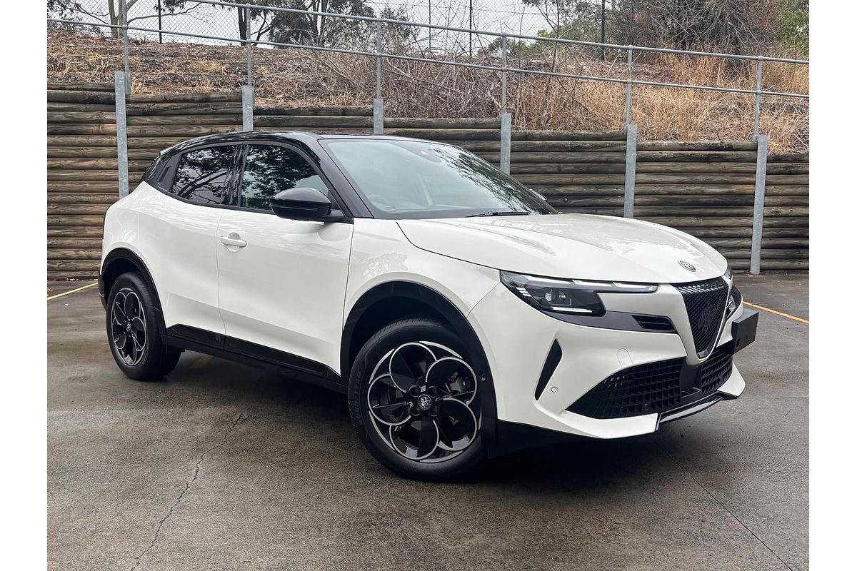 2025 Alfa Romeo Junior Ibrida