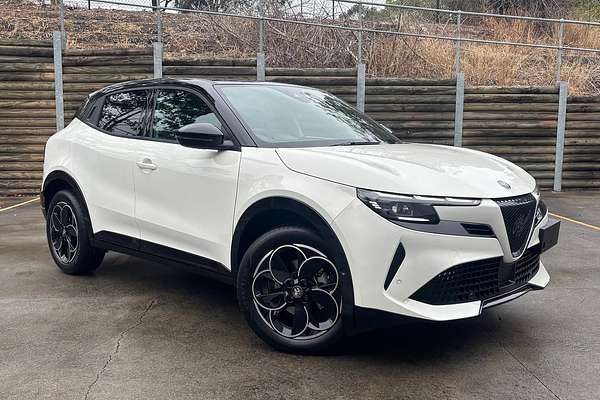 2025 Alfa Romeo Junior Ibrida