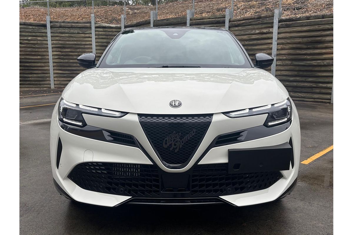 2025 Alfa Romeo Junior Ibrida