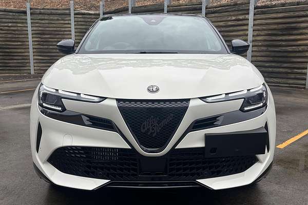 2025 Alfa Romeo Junior Ibrida