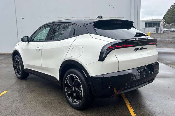 2025 Alfa Romeo Junior Ibrida