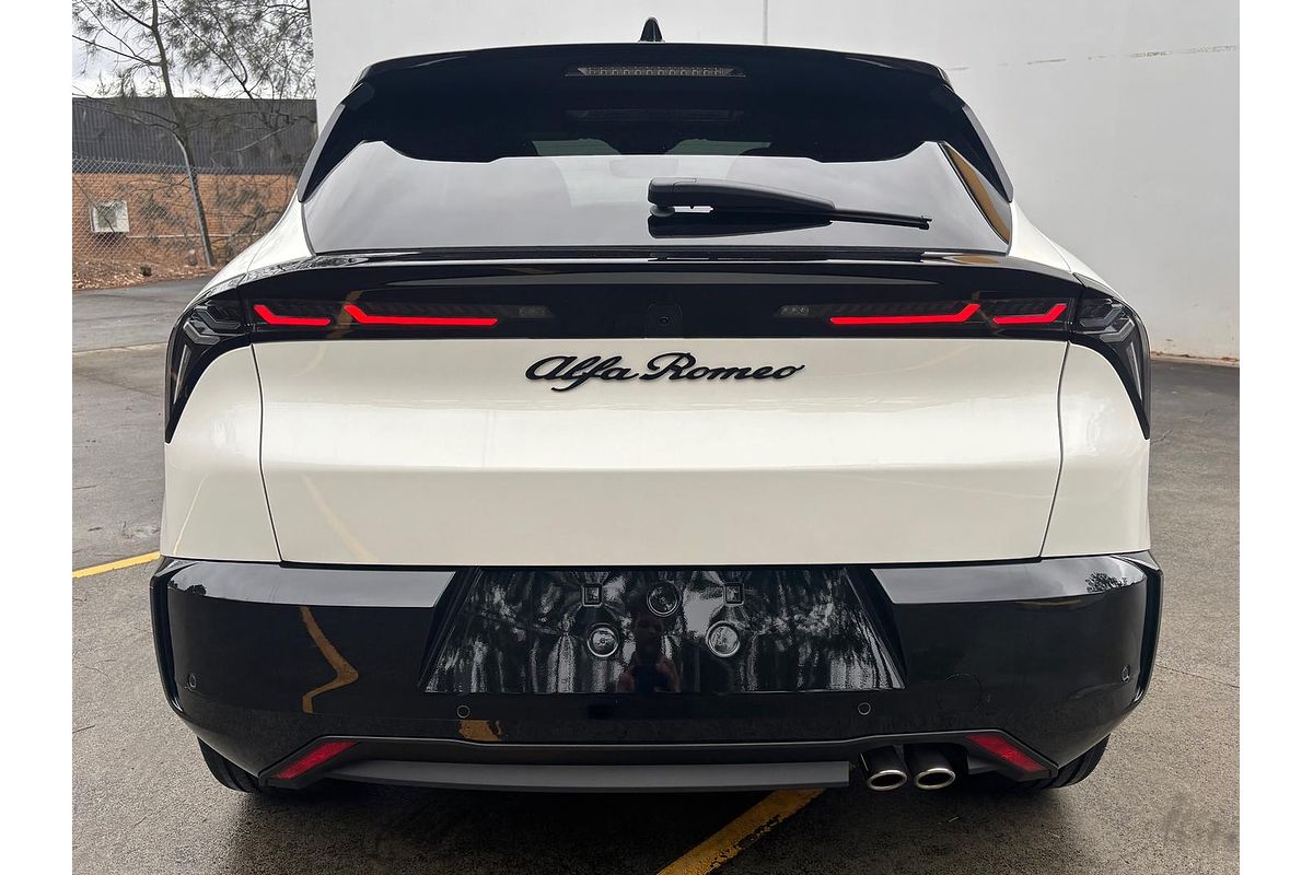 2025 Alfa Romeo Junior Ibrida