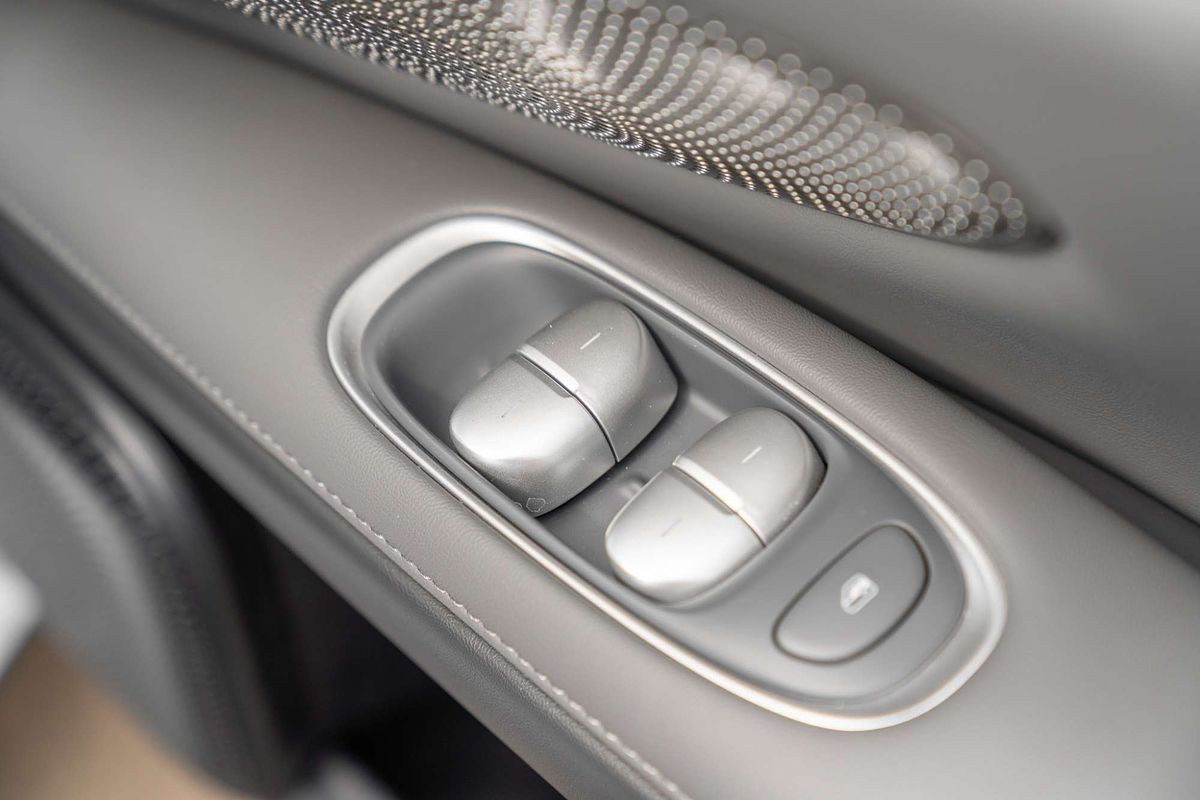 2025 MG IM6 Platinum S12L