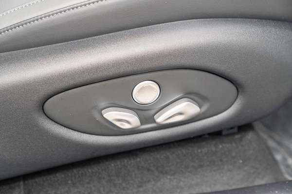 2025 MG IM6 Platinum S12L