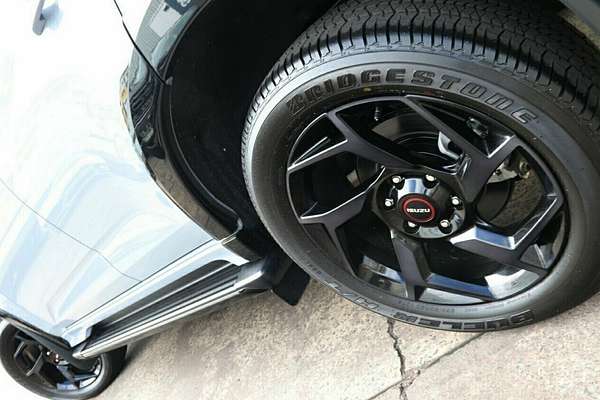 2025 Isuzu MU-X X-TERRAIN