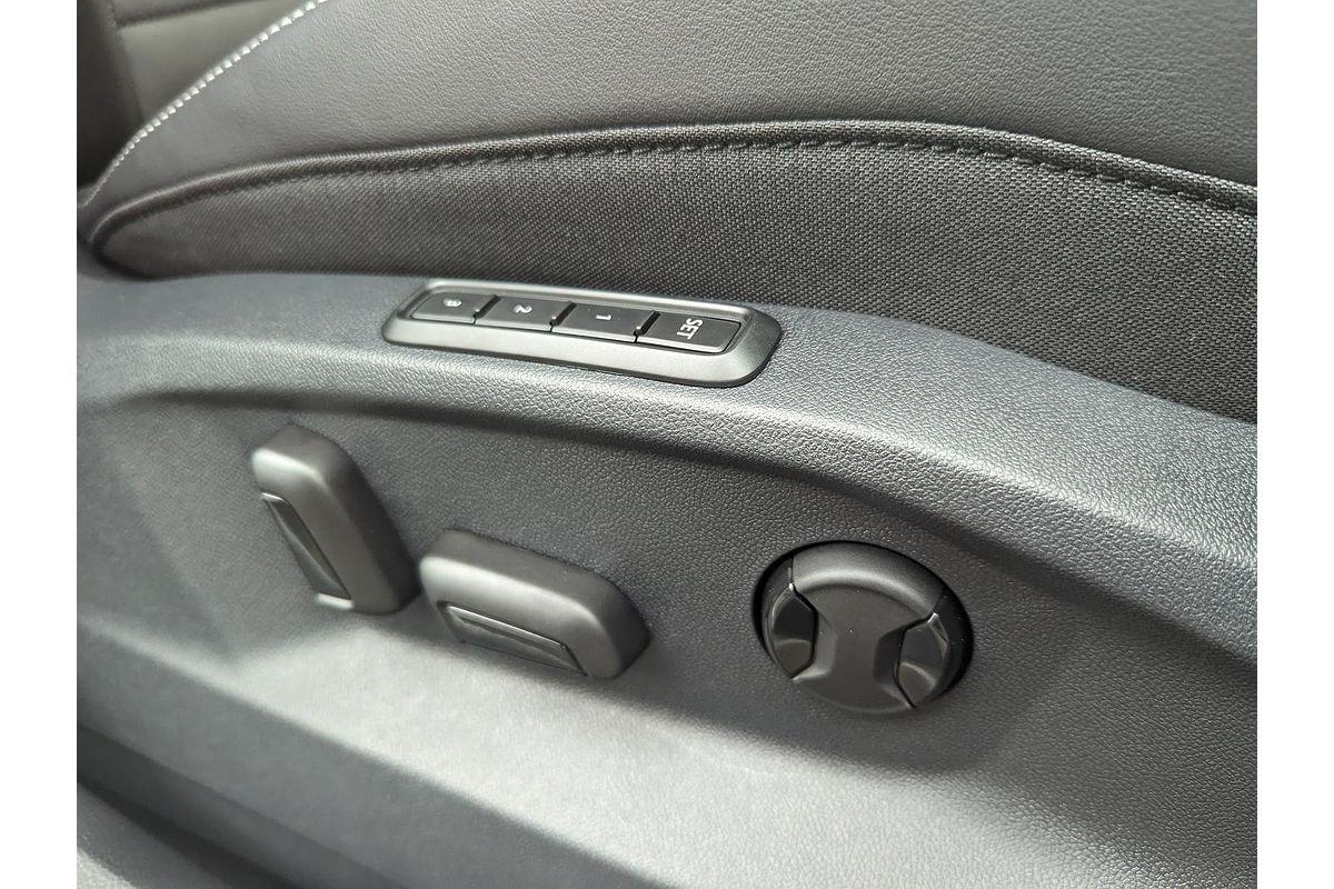 2025 Volkswagen T-Roc 140TSI R-Line D11